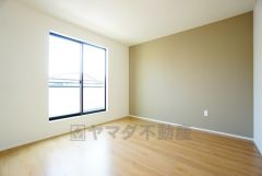 寛ぎの時間を紡ぎだす主寝室は、大型ベッドを置いても余裕の広さを確保しています。