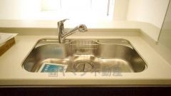 広々とした凸型シンクに洗剤ポケットを標準装備。大きなお鍋など洗いやすいです。
