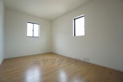 同仕様写真。2面採光を確保した明るい室内は、風通しも良く、大変居心地の良い空間となっております。爽やかな風を感じて起きる朝は、快適生活の始まりに。