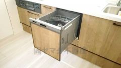 家事の時間が短縮できるフルオープンで開けやすい食器洗い乾燥機付。食事後に家族とのくつろぎタイムをしっかり取れます。