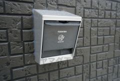同仕様写真。電気自動車をお持ちの方にはかかせないEV充電器が標準装備。