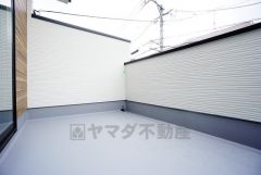 南東側に面した大型のバルコニーは日当たり良好です。お洗濯物も気持ちよく干せそうです。日光浴をしたり、星を眺めたりも良いですね^^