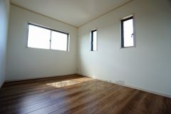 2面採光を確保した明るい室内は、風通しも良く、大変居心地の良い空間となっております。爽やかな風を感じて起きる朝は、快適生活の始まりに。
