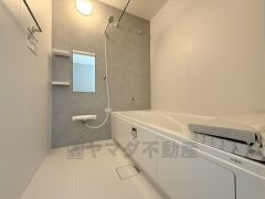 1日の疲れを癒すくつろぎのバスルーム。足を伸ばしてもゆったりと入れるサイズです。お子様と一緒にお風呂に入っても狭くないですね^^