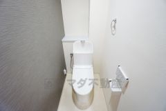 温水洗浄機付トイレです。節水機能もあるので、安心して使えますね。