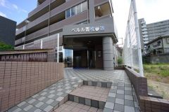 きれいに保たれたエントランスが安らぎに満ちた暮らしへ誘います。スロープが設置されており、お子様やご高齢の方の転倒を防ぐことが出来ます。