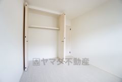 住む人のこだわりを活かす洋室。日当たりがよく、寝室としての利用もおすすめ。広めのクローゼットには荷物をすっきり片付けられ、ゆとりのある暮らしが出来ます＾＾