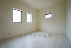 同仕様写真。住む人のこだわりを活かす洋室。日当たりがよく、寝室としての利用もおすすめ。広めのクローゼットには荷物をすっきり片付けられ、ゆとりのある暮らしが出来ます＾＾