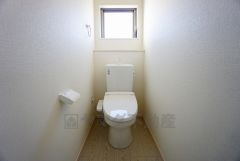 同仕様写真。温水洗浄機付トイレです。節水機能もあるので、安心して使えますね。