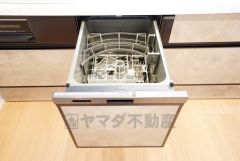 食事の後の手間を解消する食器洗い乾燥機を標準装備。手洗いよりも断然節約でき、節水で自然にもやさしいです。