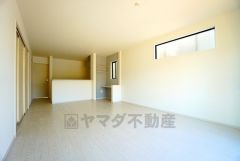 リビングは広々とした設計で、家族が集い、寛ぐ暮らしの空間を演出しています。思い思いの時間を過ごしたり、家族みんなで食事をしたり、素敵な団らんの場になりますね。