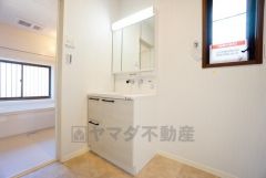 三面鏡つき洗面台。鏡裏にたっぷりとした収納スペースがあります。鏡を閉めてしまえば小物は見えないため、スッキリとした印象の洗面台にできます。