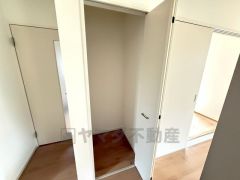 まとめ買いしてもこの収納量なら心配要らずのパントリー。調理家電や食品のストックをすっきりまとめられ、キッチン周りを広々使えます。