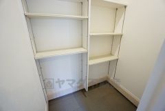 同仕様写真。壁一面に設けた大容量のシューズクローゼットは実用性と機能性を兼ね備えています。急な来客でも、いつも整頓された玄関でお出迎えができます。