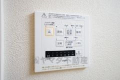浴室暖房乾燥機付き。天候に左右されず、いつでも好きなときに洗濯物を干せるので、仕事や家事で忙しい方に重宝します。