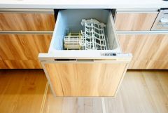 炊事時間を大幅に短縮できる食器洗浄乾燥機付き＾＾食器を洗う手間が減るので家族とのコミュニケーションの時間や自分の時間が増えますね。