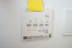 浴室暖房乾燥機付き。天候に左右されず、いつでも好きなときに洗濯物を干せるので、仕事や家事で忙しい方に重宝します。