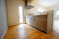 同仕様写真。家族とコミュニケーションを取りやすい対面式キッチン。勝手口からは光が差し込み、換気もしやすく便利。