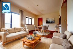 家具はイメージです。大きな窓のあるリビングは、陽光あふれる明るい空間です。居心地良く、ご家族皆がゆったり寛げる憩いの空間となりそうです。