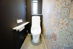 温水洗浄機付トイレです。節水機能もあるので、安心して使えますね。もちろん、1階2階の2ヶ所にトイレがあるので、忙しい朝にもゆとりができますね。