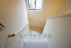同仕様写真。小さなお子様やご高齢の方でも安心できる、手すり付き階段。段差も低めで設定されており、安全性にも優れています。