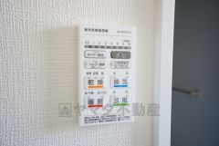 浴室暖房乾燥機付き。天候に左右されず、いつでも好きなときに洗濯物を干せるので、仕事や家事で忙しい方に重宝します。