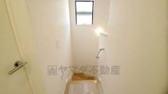 小さなお子様やご高齢の方でも安心できる、手すり付き階段。段差も低めで設定されており、安全性にも優れています。