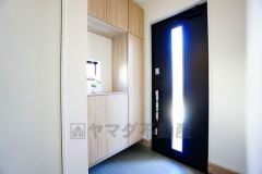 たっぷり収納できるシューズボックスです。家族全員の靴がきれいに整頓できます。棚の上にお花や写真を飾っても良いですね。