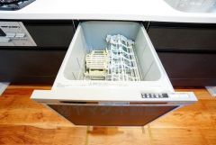 食事の後の手間を解消する食器洗い乾燥機付。冬場の洗い物で手荒れの悩みもなくなります。手洗いよりも節約できて便利。