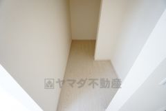 収納力豊富なウォークインクローゼット。洋服や小物などを1箇所にまとめて美しい収納を実現します。