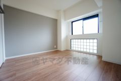 木目調のシンプルデザインで落ち着きと安らぎの空間に仕上げています。各部屋に収納が完備されているので、お荷物が増えても安心の設計です。