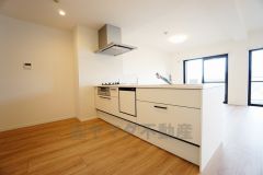 リビングにいるお子様を見守りながらお料理ができる対面キッチン。カウンタートップの汚れもサッと拭き取ることができ、お掃除ラクラク＾＾