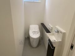 温水洗浄機付トイレです。節水機能もあるので、安心して使えますね。もちろん、1階2階の2ヶ所にトイレがあるので、忙しい朝にもゆとりができますね。