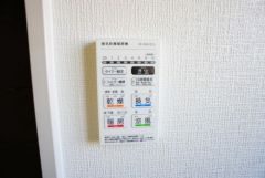 浴室暖房乾燥機付き。天候に左右されず、いつでも好きなときに洗濯物を干せるので、仕事や家事で忙しい方に重宝します。