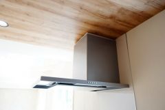 風量が弱・強と切替え可能なレンジフードが調理中の煙をしっかり吸い込みます。手元を照らすライト付きです。