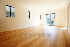 大きな窓のあるリビングは、陽光あふれる明るい空間です。居心地良く、ご家族皆がゆったり寛げる憩いの空間となりそうです。