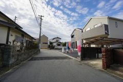 前面道路は広く、車同士がすれ違うスペースが十分にあります。落ち着いた住宅地内で快適な生活を実現してみませんか＾＾