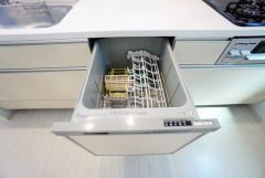 炊事時間を大幅に短縮できる食器洗浄乾燥機付き＾＾食器を洗う手間が減るので家族とのコミュニケーションの時間や自分の時間が増えますね。