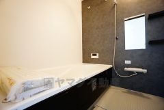 1日の疲れを癒すくつろぎのバスルーム。足を伸ばしてもゆったりと入れるサイズです。お子様と一緒にお風呂に入っても狭くないですね^^