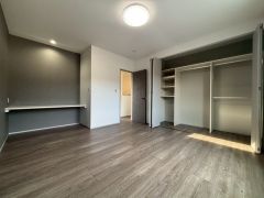 寛ぎの時間を紡ぎだす主寝室は、大型ベッドを置いても余裕の広さを確保しています。