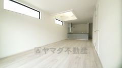 リビングは広々とした設計で、家族が集い、寛ぐ暮らしの空間を演出しています。思い思いの時間を過ごしたり、家族みんなで食事をしたり、素敵な団らんの場になりますね。