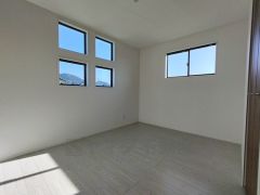 住む人のこだわりを活かす洋室。日当たりがよく、寝室としての利用もおすすめ。広めのクローゼットには荷物をすっきり片付けられ、ゆとりのある暮らしが出来ます＾＾