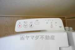 同仕様写真。温水洗浄便座付きのトイレ＾＾便座が温かくできるので寒い冬も冷たい便座に座らずに済みますね＾＾