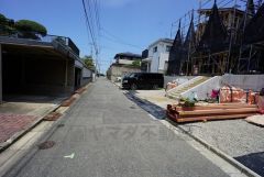 現地（2025年6月26日）撮影。住人以外の車の進入も少なく、小さなお子様を持つご家庭にも安心です。