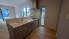 リビングやダイニングからキッチン周りが丸見えにならない対面式キッチン。テレビ鑑賞や家族との対話がしやすく、ご家族の温かい時間を演出します。