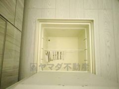 キッチンにある床下収納は、居住スペースを減らさずに買い置きの調味料や非常食などを保管することができます。