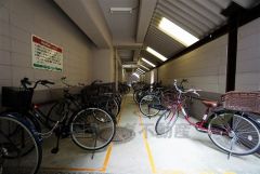 屋根付き駐輪場。