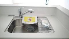広々とした凸型シンクに洗剤ポケットを標準装備。大きなお鍋など洗いやすいです。