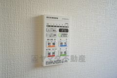 雨の日の洗濯も安心できる浴室暖房乾燥機付き浴室。リモコンで操作もボタン1つで簡単。