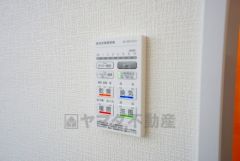 雨の日の洗濯も安心できる浴室暖房乾燥機付き浴室。リモコンで操作もボタン1つで簡単。